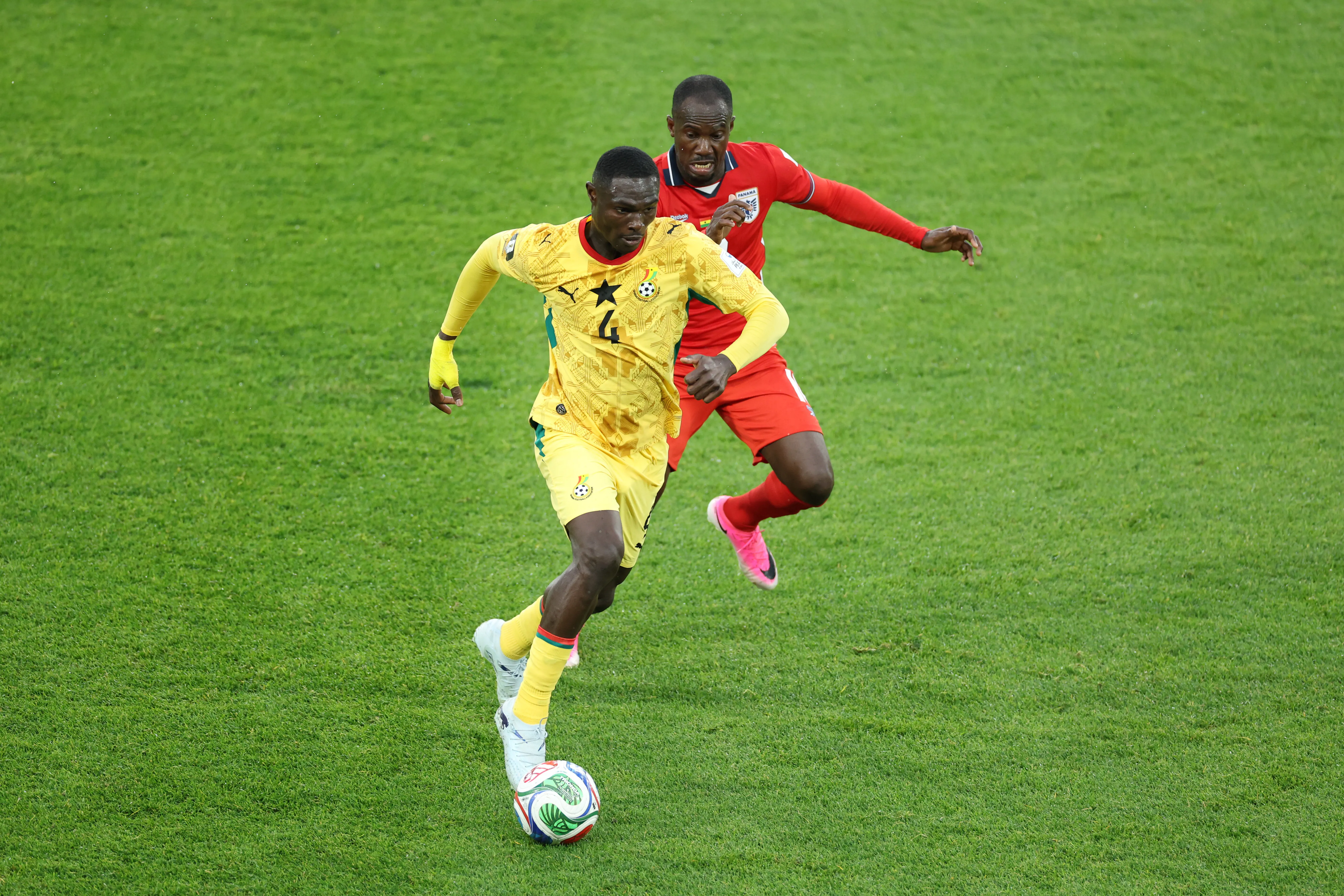 Jonas Adjetey conduz a bola em lance de disputa com Cecilio Waterman durante Gana e Panamá pela Copa do Mundo de 2026. Foto: Dan Mullan/Getty Images.