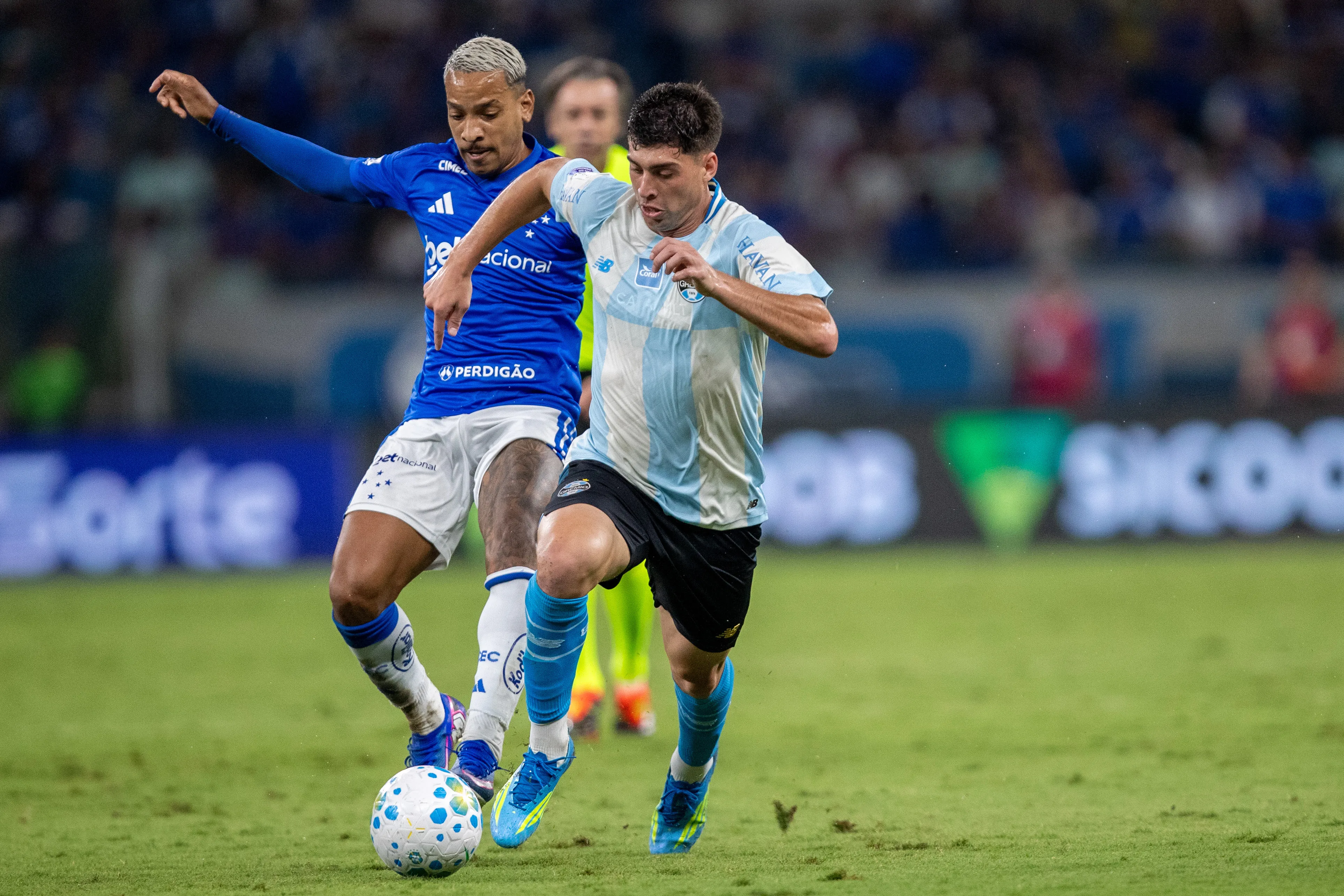 MG – BELO HORIZONTE – 18/04/2026 – BRASILEIRO A 2026, CRUZEIRO X GREMIO -Pedro Gabriel jogador do Gremio durante partida contra o Cruzeiro no estadio Mineirao pelo campeonato Brasileiro A 2026. Foto: Fernando Moreno/AGIF