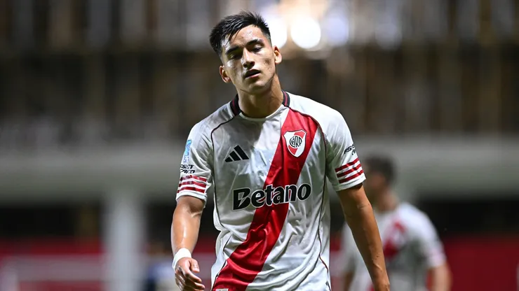 Ian Subiabre, do River Plate, observa durante a partida do Torneo Apertura 2026 entre Argentinos Juniors e River Plate no Estádio Diego Armando Maradona, em 12 de fevereiro de 2026, em Buenos Aires, Argentina. (Foto de Rodrigo Valle/Getty Images)