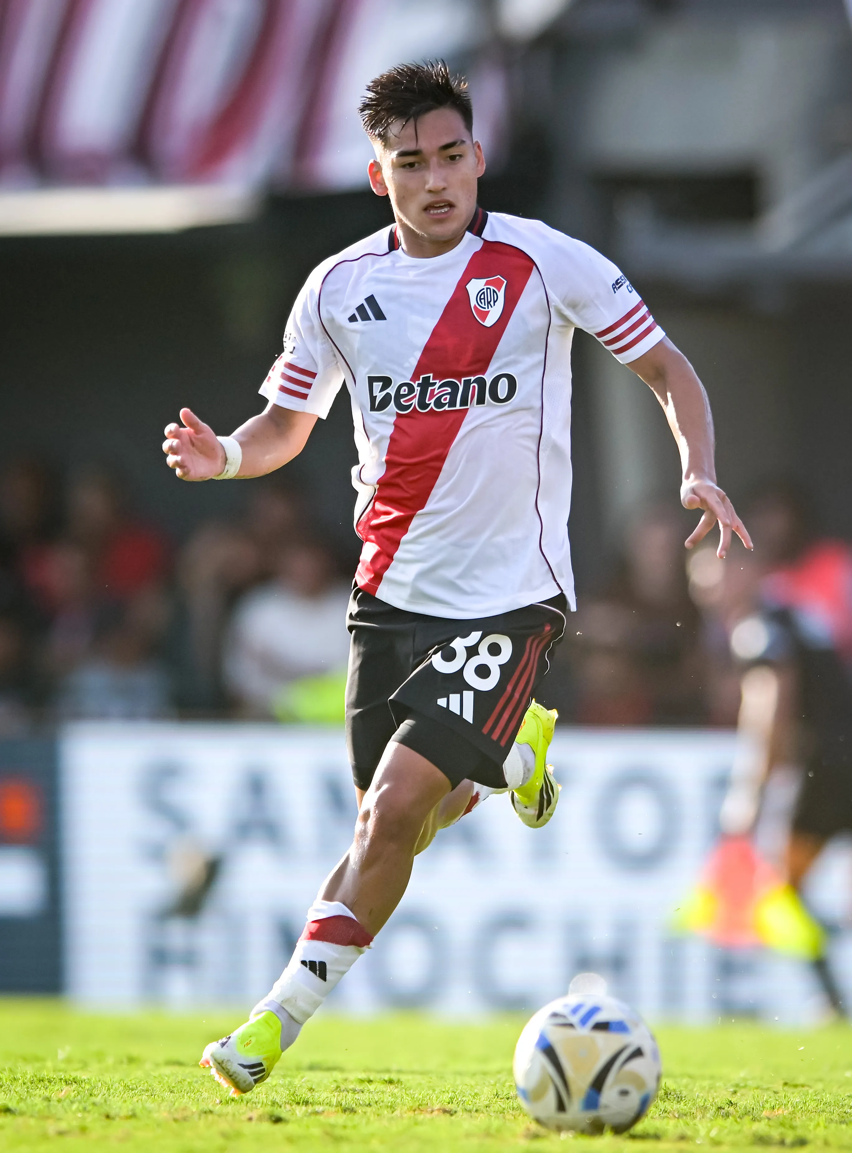 BUENOS AIRES, ARGENTINA – JANUARY 24: Ian Subiabre of River Plate runs with the ball during a Torneo Apertura Mercado Libre 2026 match between Barracas Central and River Plate at Claudio “Chiqui” Tapia stadium on January 24, 2026 in Buenos Aires, Argentina. (Photo by Marcelo Endelli/Getty Images)