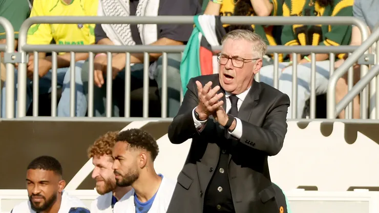 O técnico Carlo Ancelotti, da seleção brasileira, observa a partida amistosa internacional contra o Egito no Huntington Bank Field, em Cleveland, Ohio, em 6 de junho de 2026. O Brasil venceu o Egito por 2 a 1. (Foto de Kirk Irwin/Getty Images)