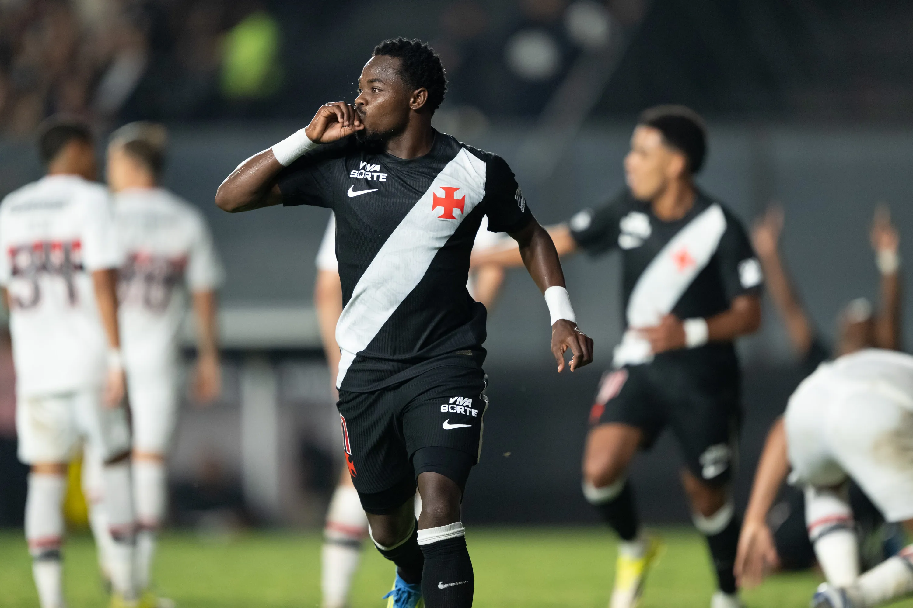 Andres Gomez jogador do Vasco comemora seu gol durante partida contra o Sao Paulo no estadio Sao Januario pelo campeonato Brasileiro A 2026. Foto: Jorge Rodrigues/AGIF