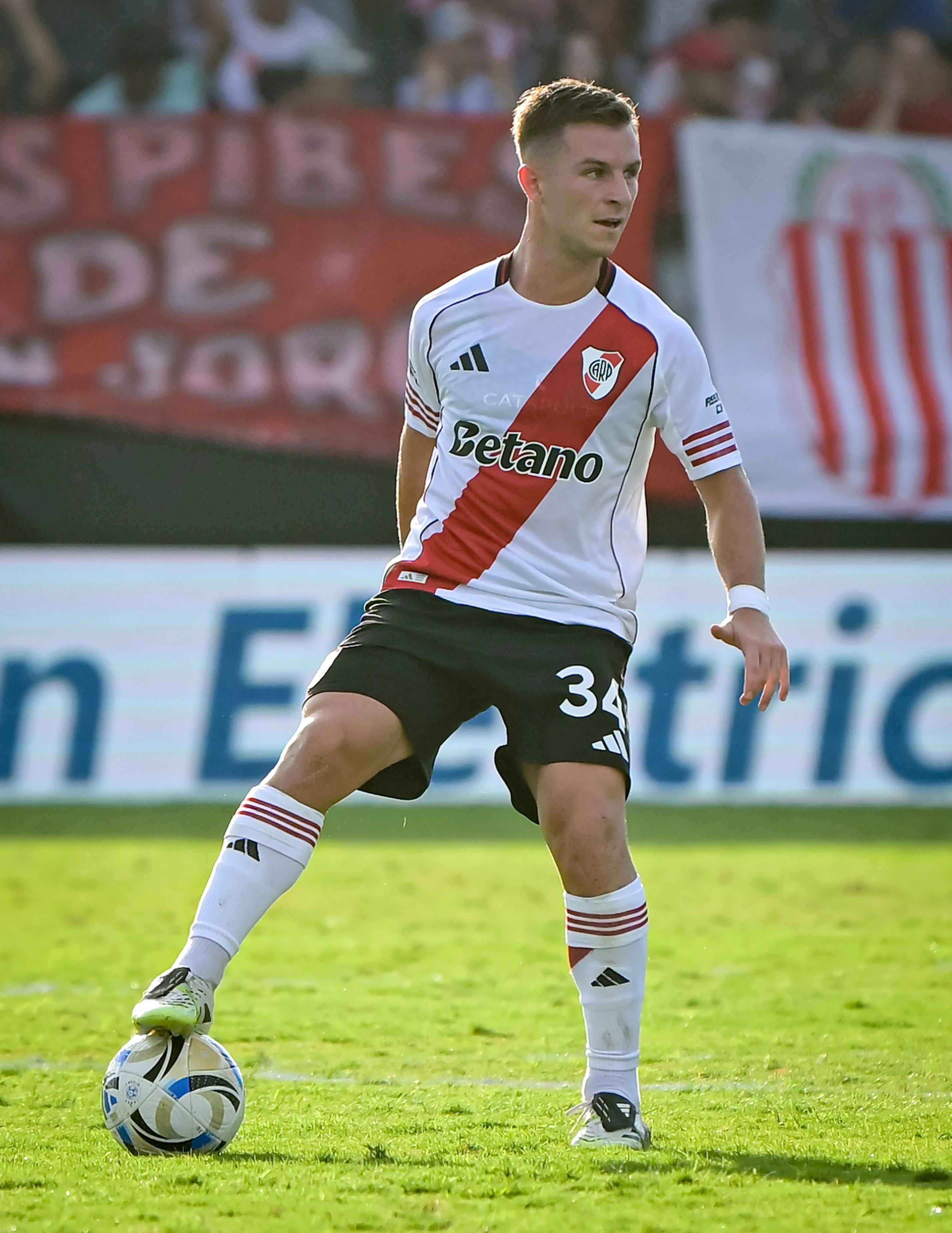 BUENOS AIRES, ARGENTINA – JANUARY 24: Giuliano Galoppo of River Plate controls the ball during a Torneo Apertura Mercado Libre 2026 match between Barracas Central and River Plate at Claudio “Chiqui” Tapia stadium on January 24, 2026 in Buenos Aires, Argentina. (Photo by Marcelo Endelli/Getty Images)