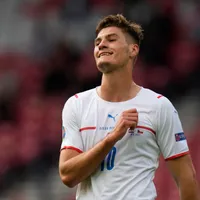 Schick perde gol e culpa iluminação do estádio