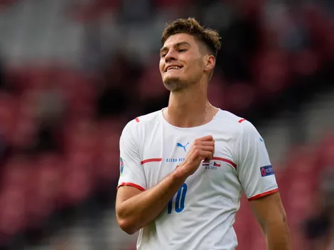 Schick perde gol e culpa iluminação do estádio
