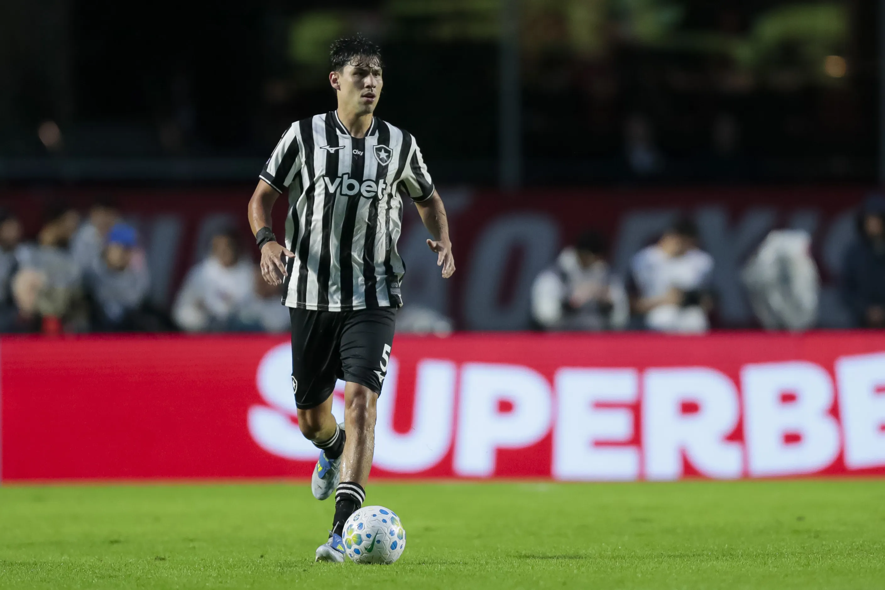 Ferraresi atuando no Botafogo – Foto: Marco Miatelo/AGIF