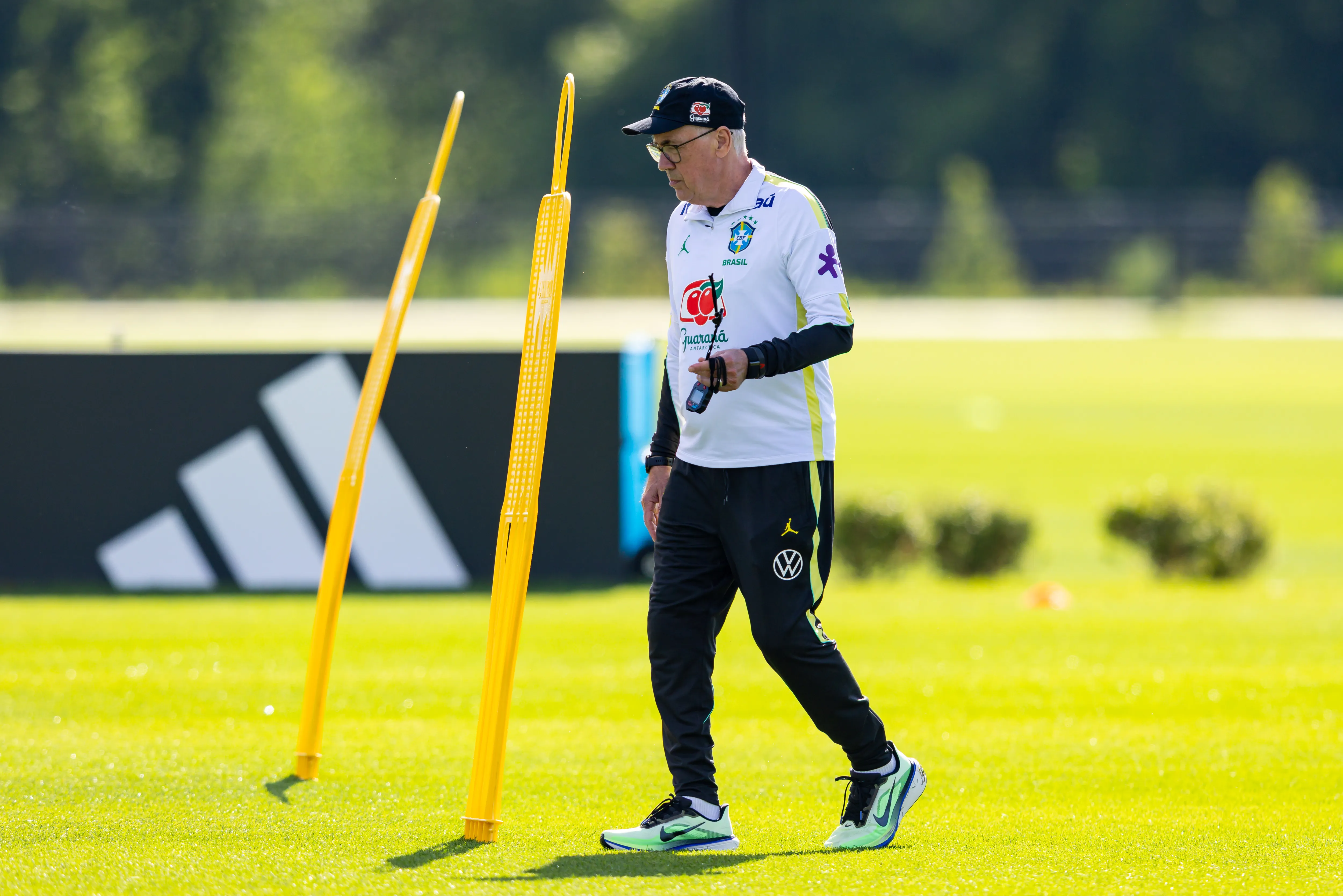 Carlo Ancelotti durante treino no Centro de Treinamento CT Columbia Park.  Foto: Rodolfo Buhrer/AGIF