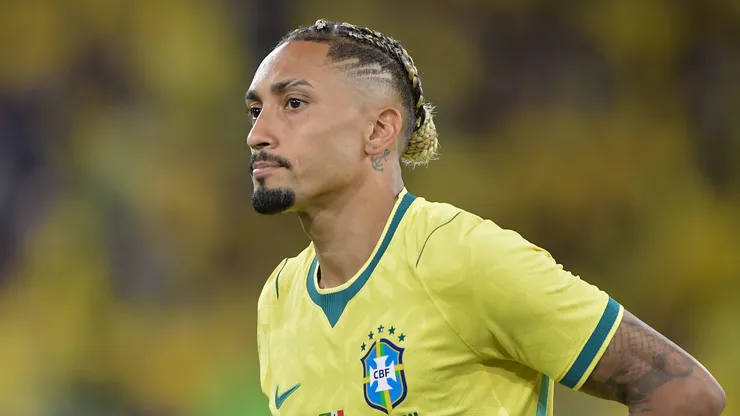 Raphinha sente dores, mas deve jogar em Brasil x Haiti pela Copa do Mundo.