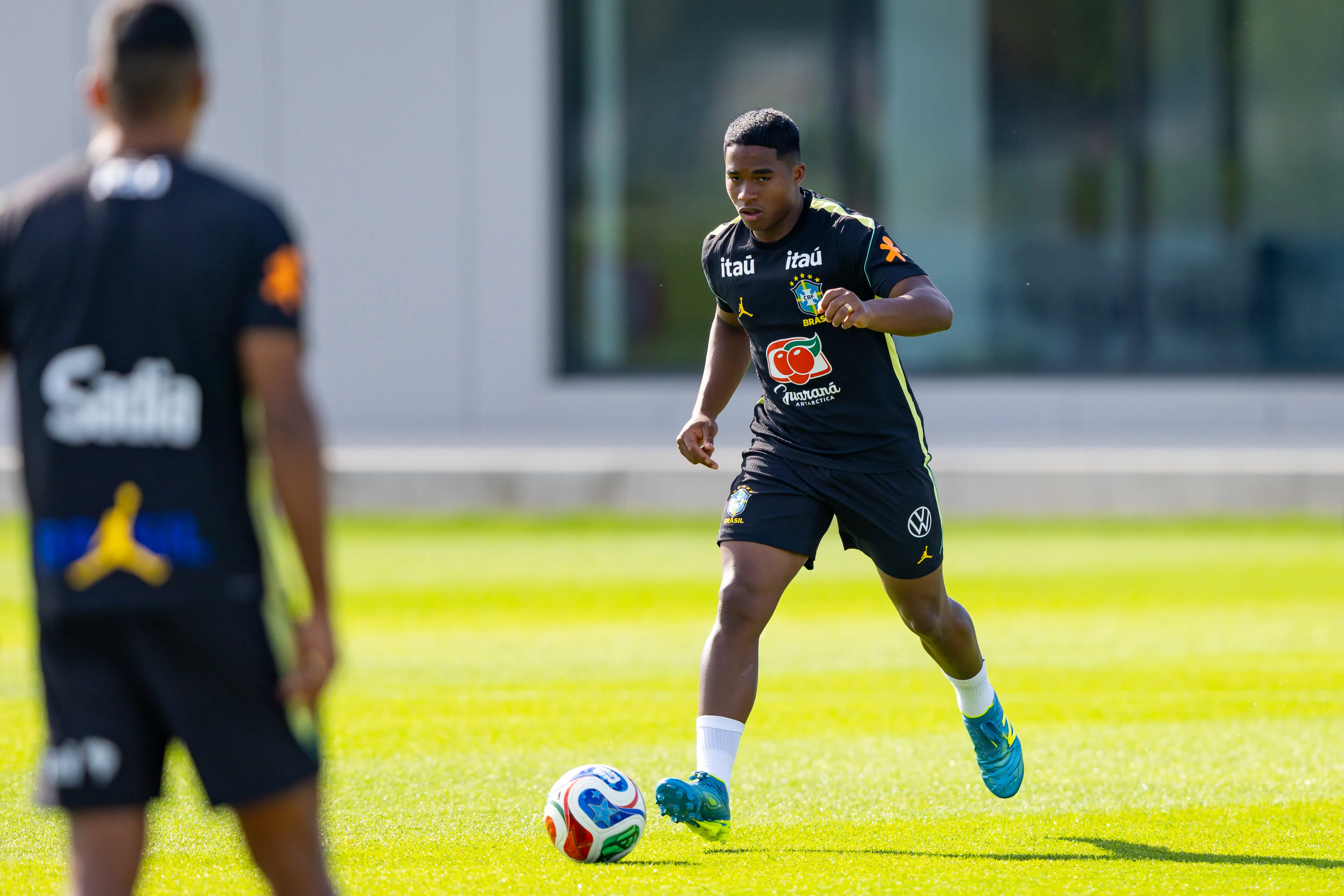 Endrick durante treino no Centro de Treinamento CT Columbia Park. Foto: Rodolfo Buhrer/AGIF