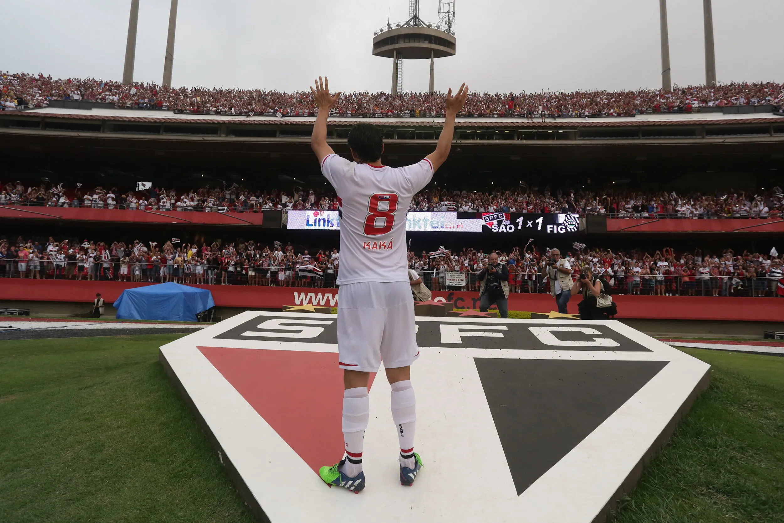 SAO PAULO – SP – 30/11/2014 – BRASILEIRO A 2014/SAO PAULO X FIGUEIRSENSE – kaka do Sao Paulo se despede da torcida após partida contra Figueirense pelo Campeonato Brasileiro A 2014 no estadio do Morumbi. Foto: Moises Nascimento/AGIF