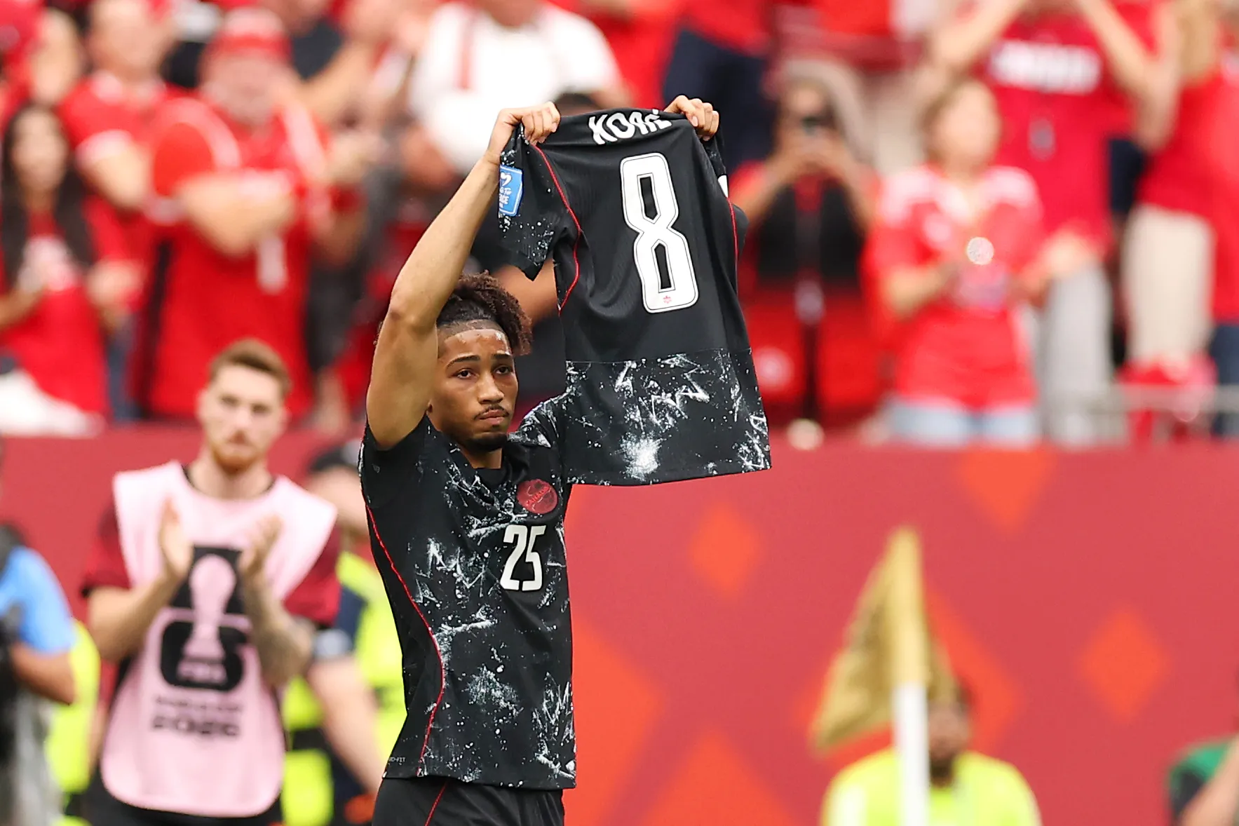 Saliba dedicou o gol para Koné – Foto: Fran Santiago/Getty Images.