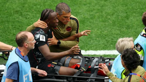 Koné quebrou a perna em Canadá x Catar.