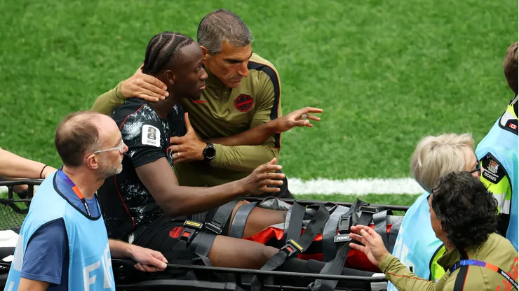 Koné quebrou a perna em Canadá x Catar.