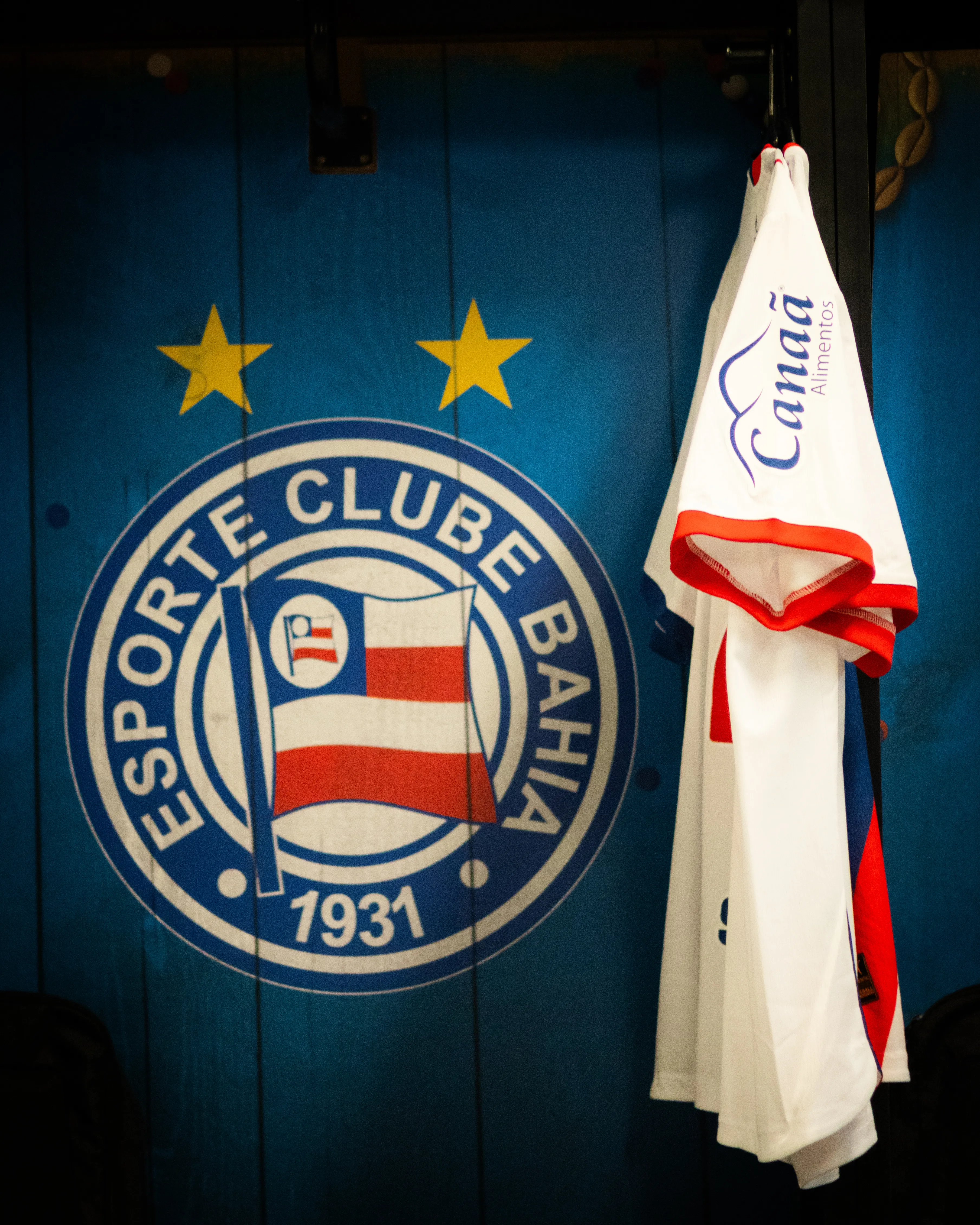 Escudo do Bahia ao lado de camisa (Imagem: Letícia Martins/EC Bahia)