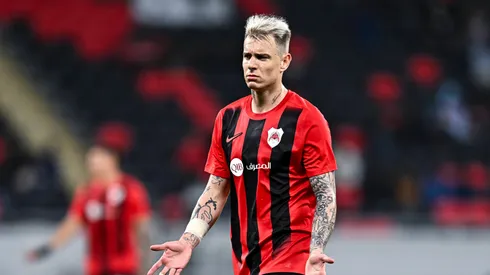 Róger Guedes, do Al-Rayyan SC, em ação durante a partida contra o Al-Ahli SFC pelas oitavas de final da AFC Champions League Elite, no Estádio Ahmad Bin Ali, em Al-Rayyan, Catar. (Foto: Naushad/IMAGO)