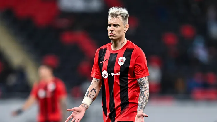 Róger Guedes, do Al-Rayyan SC, em ação durante a partida contra o Al-Ahli SFC pelas oitavas de final da AFC Champions League Elite, no Estádio Ahmad Bin Ali, em Al-Rayyan, Catar. (Foto: Naushad/IMAGO)