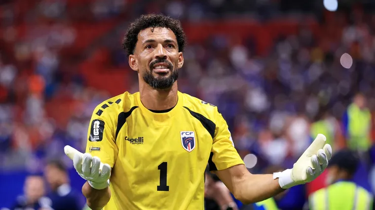 Aqui está a tradução, mantendo o padrão de crédito da imagem: O goleiro Vozinha #1, de Cabo Verde, aplaude os torcedores após o empate em 0 a 0 durante a partida do Grupo H da Copa do Mundo da FIFA 2026 entre Espanha e Cabo Verde no Atlanta Stadium, em 15 de junho de 2026, em Atlanta, Geórgia. (Foto de Buda Mendes/Getty Images)