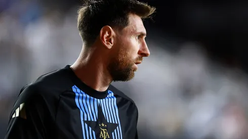 Lionel Messi, da Argentina, aquece antes do amistoso internacional entre Porto Rico e Argentina no Chase Stadium, em 14 de outubro de 2025, em Fort Lauderdale, Flórida. (Foto de Carmen Mandato/Getty Images)