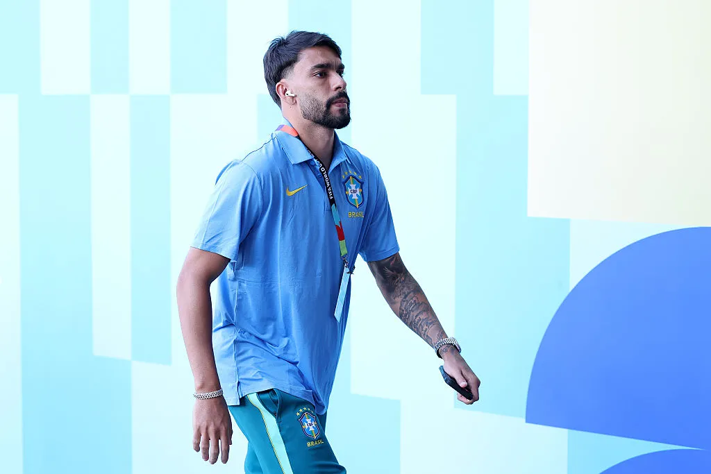 Paquetá na chegada da Seleção Brasileira para a partida contra o Marrocos – Foto: Kevin C. Cox/Getty Images