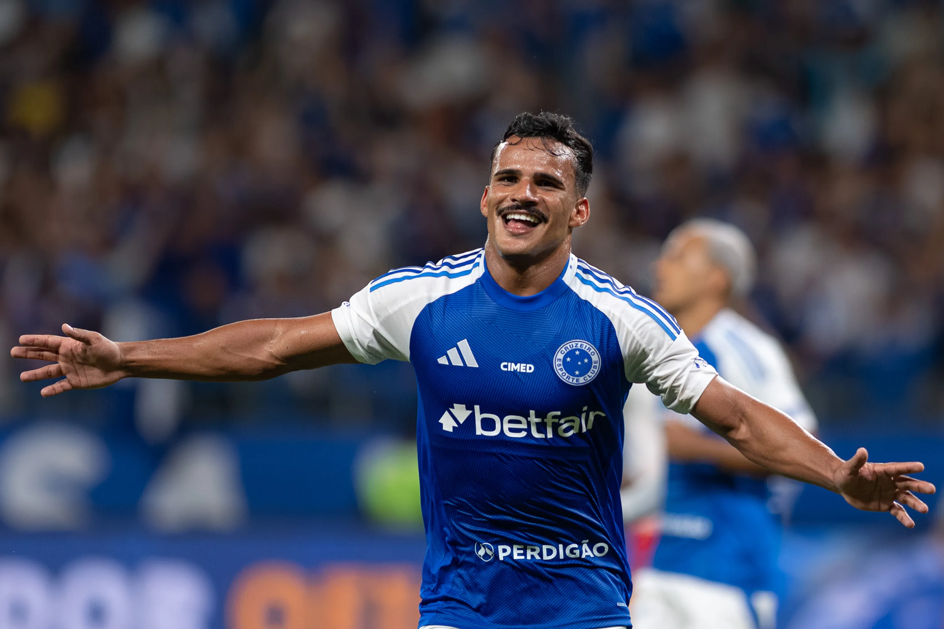 MG – BELO HORIZONTE – 21/09/2025 – BRASILEIRO A 2025, CRUZEIRO X BRAGANTINO – Kaiki Bruno jogador do Cruzeiro comemora seu gol durante partida contra o Bragantino no estadio Mineirao pelo campeonato Brasileiro A 2025. Foto: Alessandra Torres/AGIF