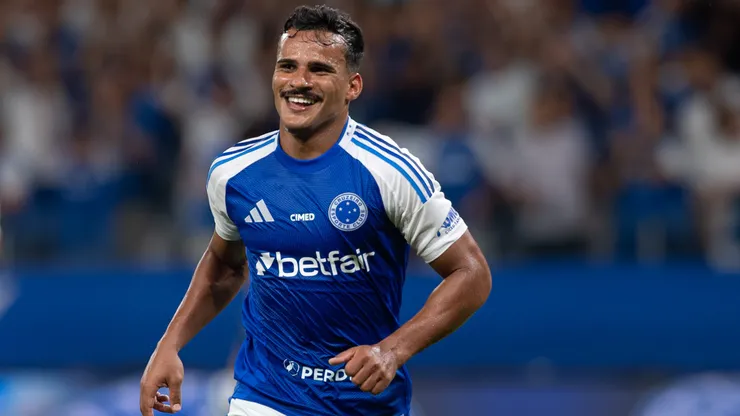 Kaiki Bruno jogador do Cruzeiro comemora seu gol durante partida contra o Bragantino no estadio Mineirao pelo campeonato Brasileiro A 2025.
