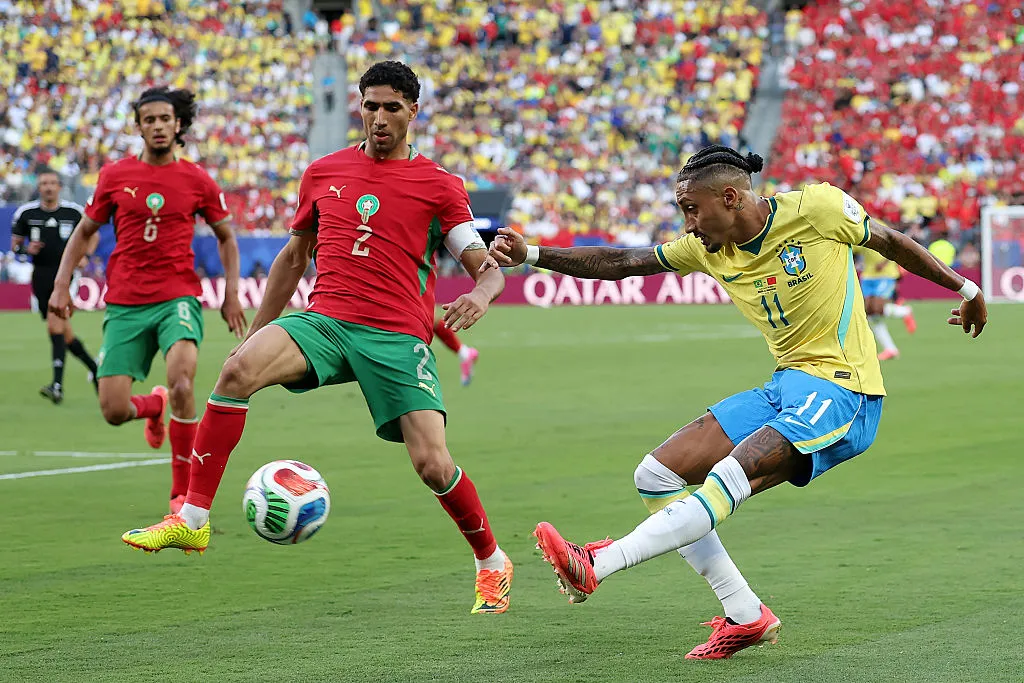 Raphinha durante o jogo entre a Seleção Brasileira e o Marrocos – Foto: Darrian Traynor/Getty Images