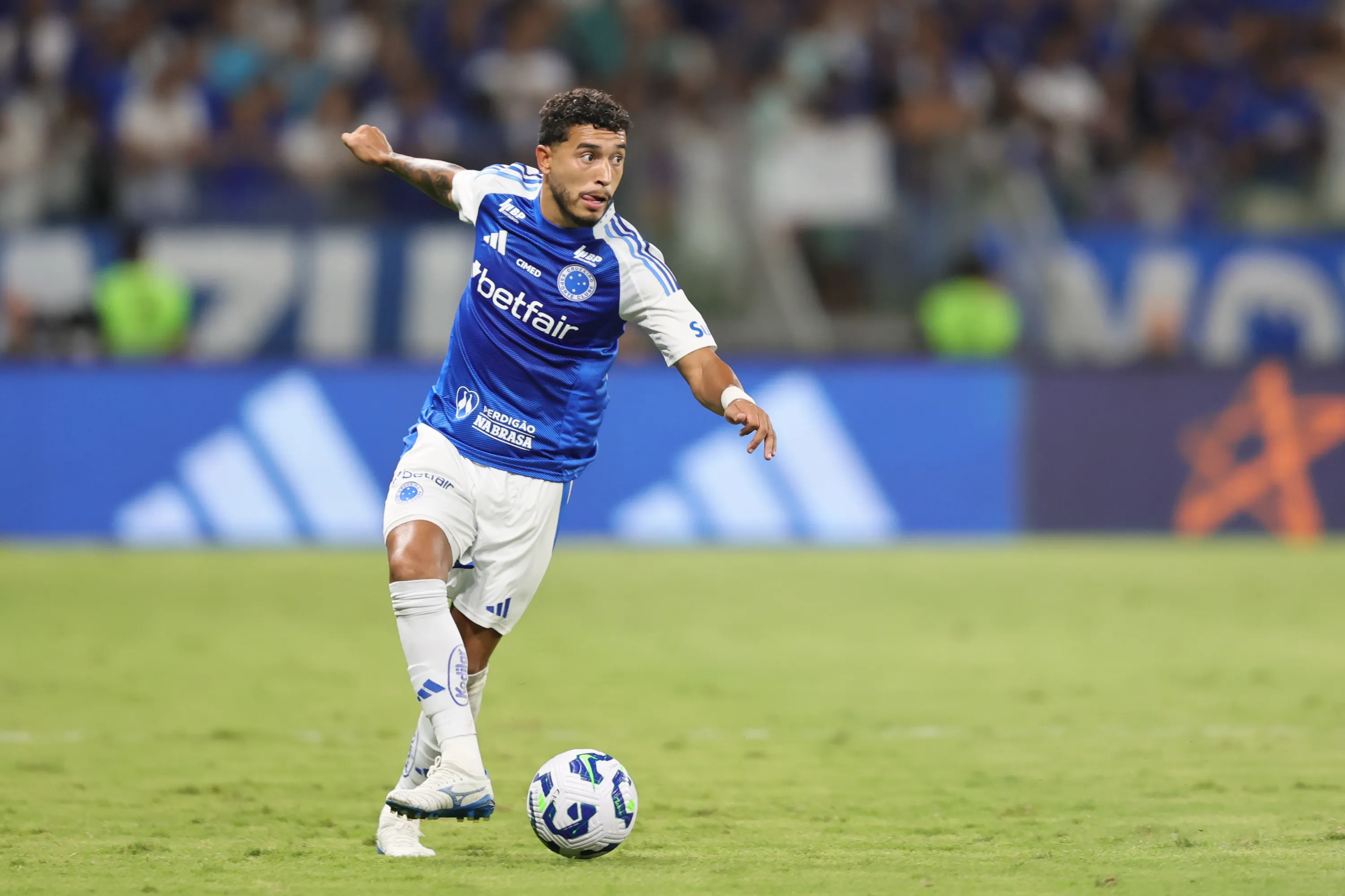 William atuando no Cruzeiro – Foto: Gilson Lobo/AGIF