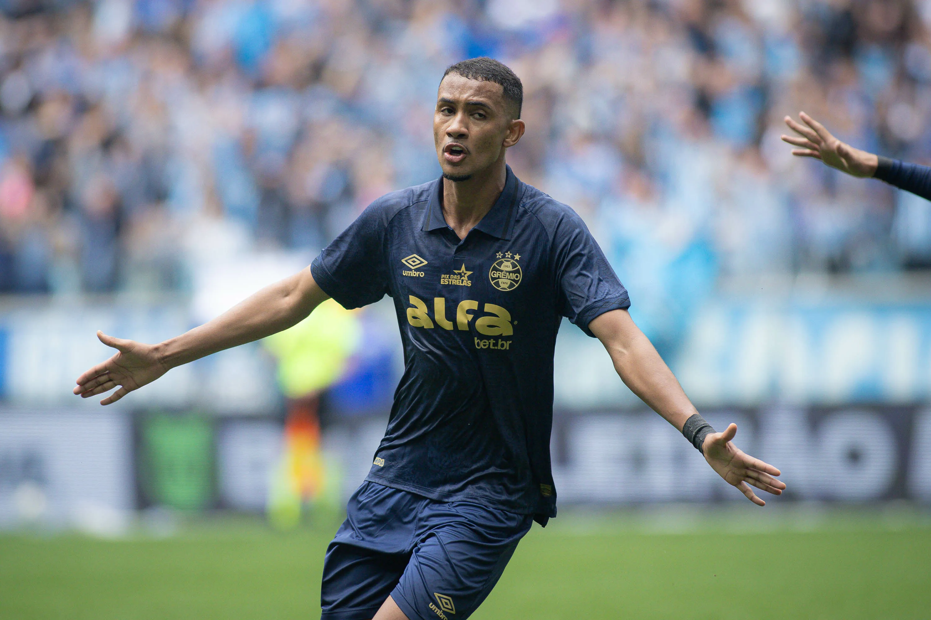 RS – PORTO ALEGRE – 28/09/2025 – BRASILEIRO A 2025, GREMIO X VITORIA – Andre Henrique jogador do Gremio comemora seu gol durante partida contra o Vitoria no estadio Arena do Gremio pelo campeonato Brasileiro A 2025. Foto: Maxi Franzoi/AGIF