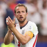 Técnico do Japão gera polêmica após foto com Harry Kane