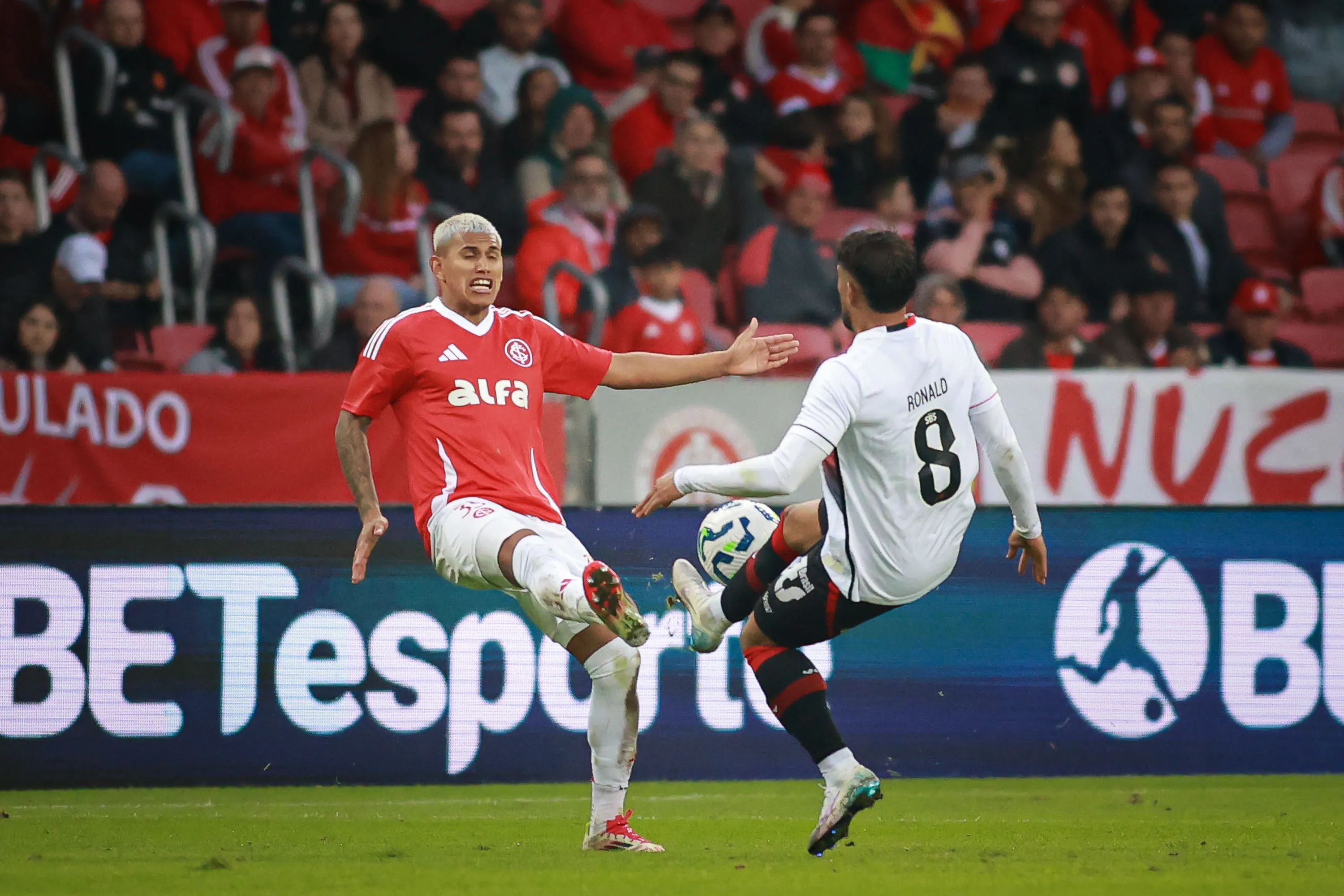 RS – PORTO ALEGRE – 12/07/2025 – BRASILEIRO A 2025, INTERNACIONAL X VITORIA – Braian Aguirre jogador do Internacional disputa lance com Ronald Lopes jogador do Vitoria durante partida no estadio Beira-Rio pelo campeonato Brasileiro A 2025. Foto: Maxi Franzoi/AGIF