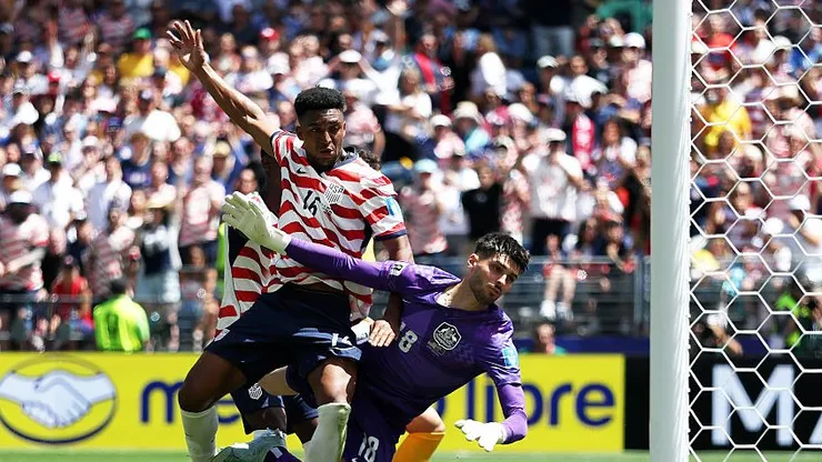 SEATTLE, WASHINGTON - JUNE 19: Alex Freeman #16 of the United States heads to score the team's second goal during the FIFA World Cup 2026 Group D match between USA and Australia at Seattle Stadium on June 19, 2026 in Seattle, Washington. (Photo by Emilee Chinn/Getty Images)