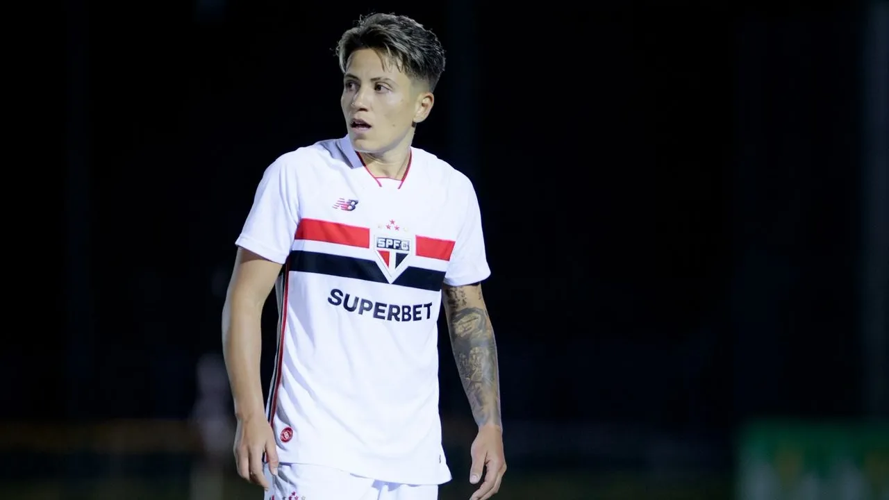 Bia Menezes durante partida do São Paulo – Foto: Vinicius Gois