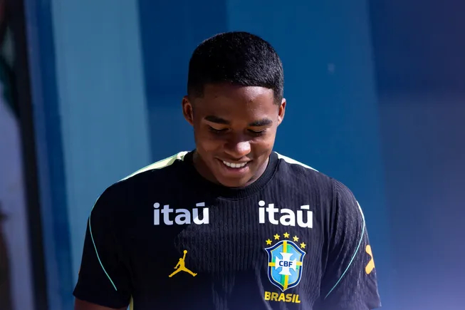 Endrick durante treino da Seleção Brasileira. Foto: Rodolfo Buhrer/AGIF