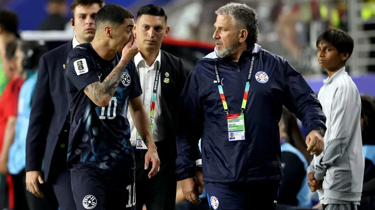 Almirón expulso em Turquia x Paraguai; Foto: Richard Heathcote/Getty Images