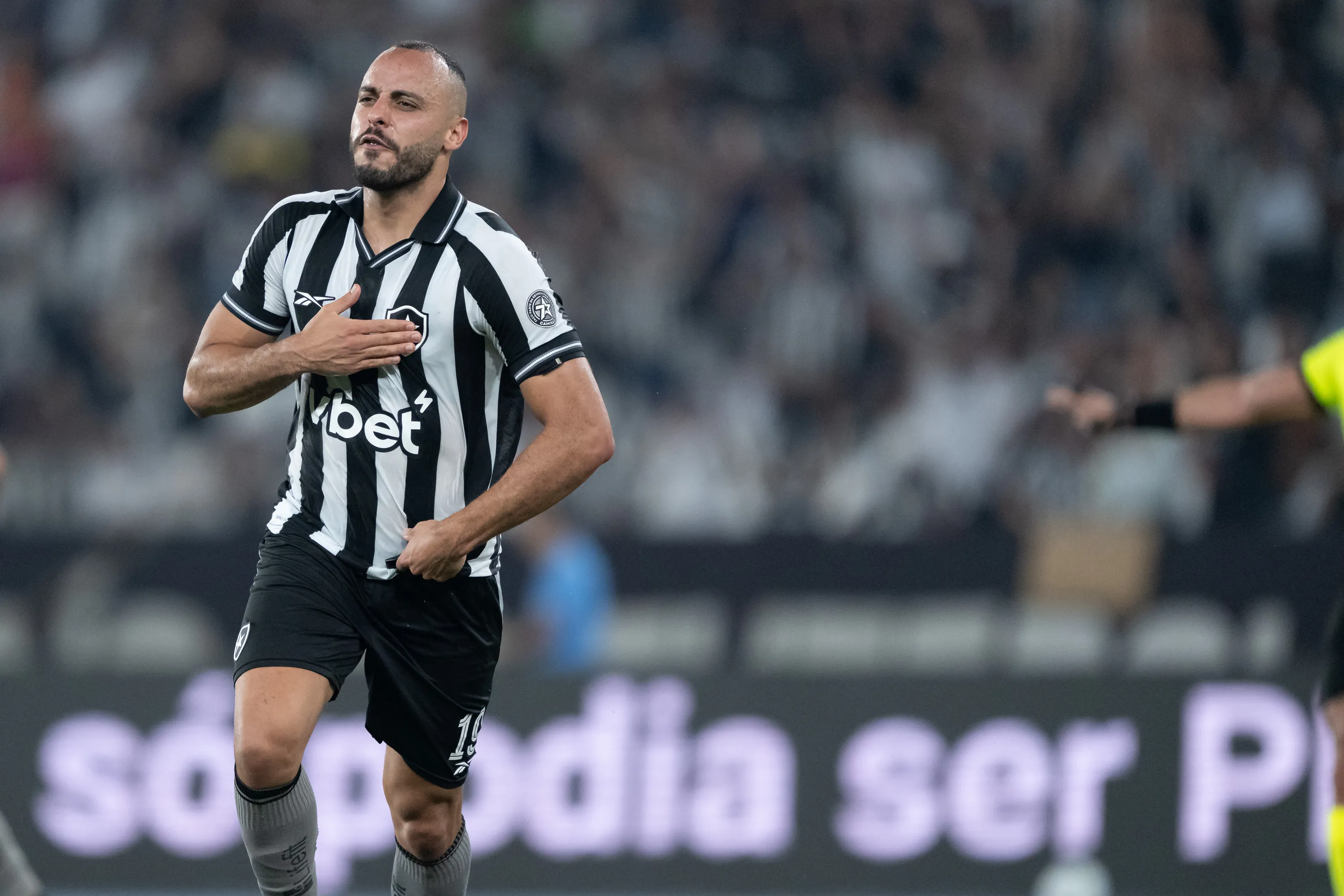 Arthur Cabral comemora seu gol durante partida contra o Corinthians no Nilton Santos pelo Campeonato Brasileiro 2026. Foto: Jorge Rodrigues/AGIF.