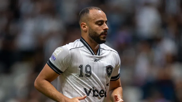 Botafogo possui dívida envolvendo Arthur Cabral.
