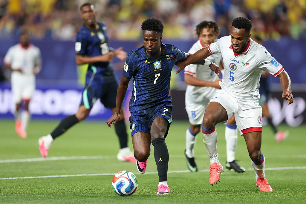 Vini Jr atuando pela Seleção Brasileira contra o Haiti – Foto: Darrian Traynor/Getty Images