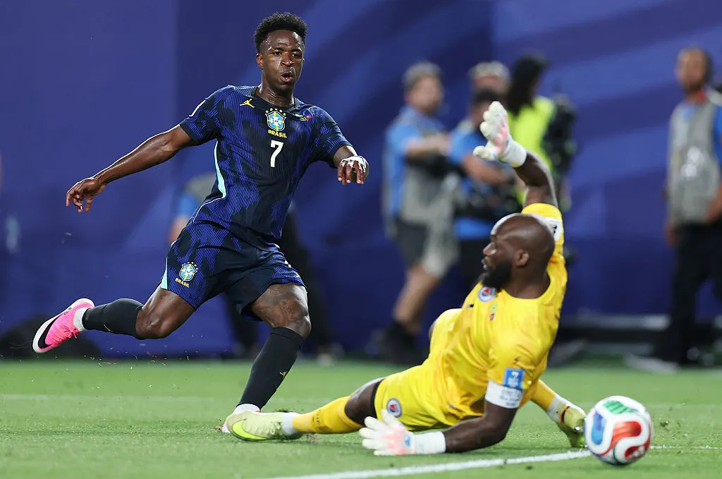 Vini Jr marcando o terceiro gol do Brasil contra o Haiti – Foto: Al Bello/Getty Images