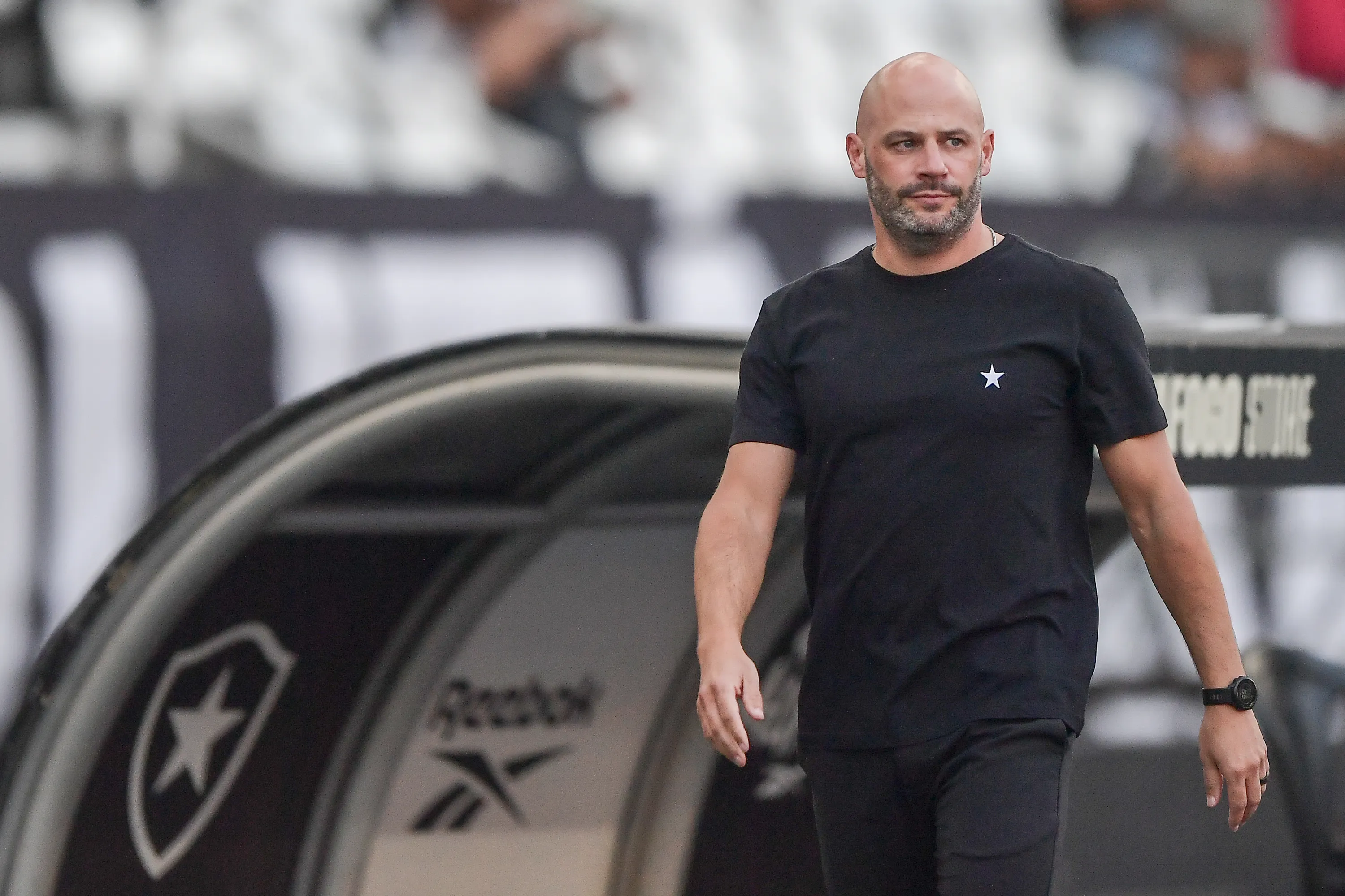 RJ – RIO DE JANEIRO – 21/04/2026 – COPA DO BRASIL 2026, BOTAFOGO X CHAPECOENSE – Franclim Carvalho tecnico do Botafogo durante partida contra o Chapecoense no estadio Engenhao pelo campeonato Copa Do Brasil 2026. Foto: Thiago Ribeiro/AGIF