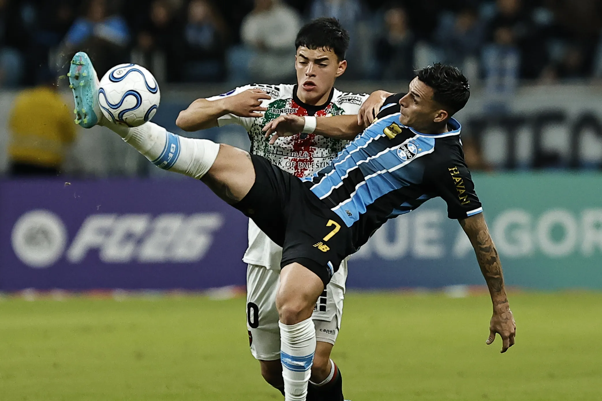 Cristian Pavon jogador do Gremio durante partida contra o Palestino no estadio Arena do Gremio pelo campeonato Copa Sul-Americana 2026. Foto: Roberto Vinicius/AGIF