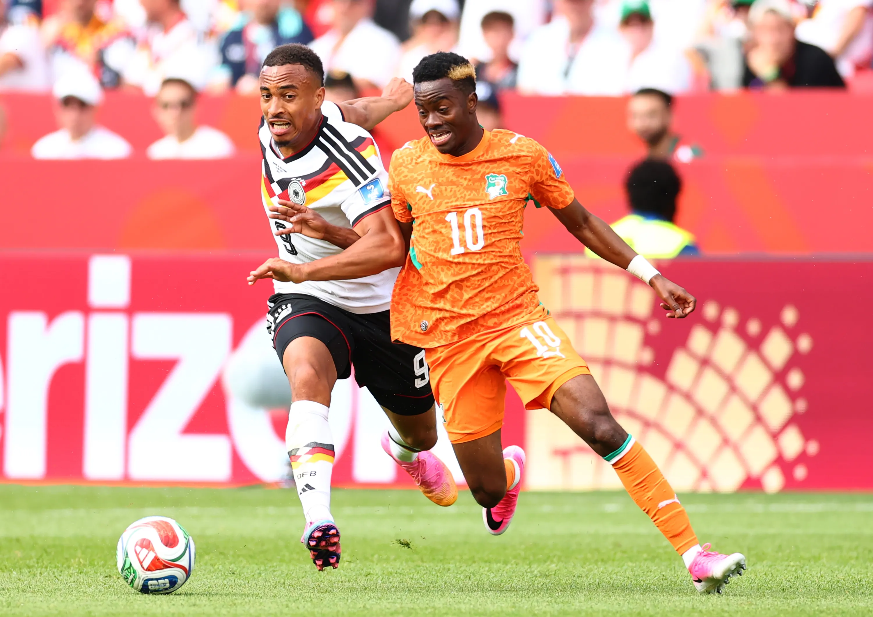 TORONTO, ONTARIO – JUNE 20: Jamie Leweling #9 of Germany and Simon Adingra #10 of Cote d’Ivoire compete for the ball during the FIFA World Cup 2026 Group E match between Germany and Cote D’Ivoire at Toronto Stadium on June 20, 2026 in Toronto, Ontario. (Photo by Robert Cianflone/Getty Images)
