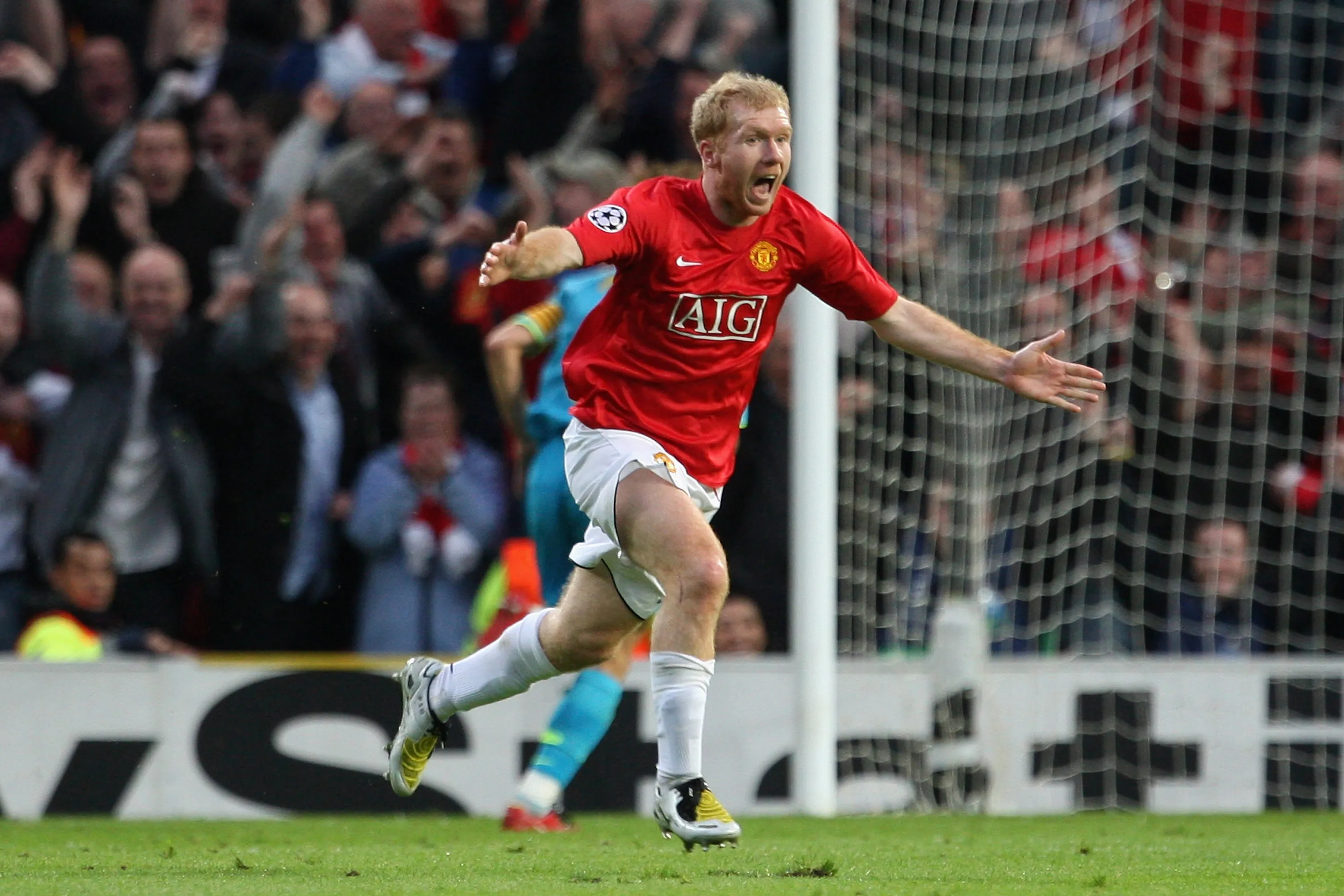 MANCHESTER, UNITED KINGDOM – APRIL 29: Paul Scholes of Manchester United celebrates scoring the opening goal during the UEFA Champions League Semi Final, second leg match between Manchester United and Barcelona at Old Trafford on April 29, 2008 in Manchester, England. (Photo by Laurence Griffiths/Getty Images)