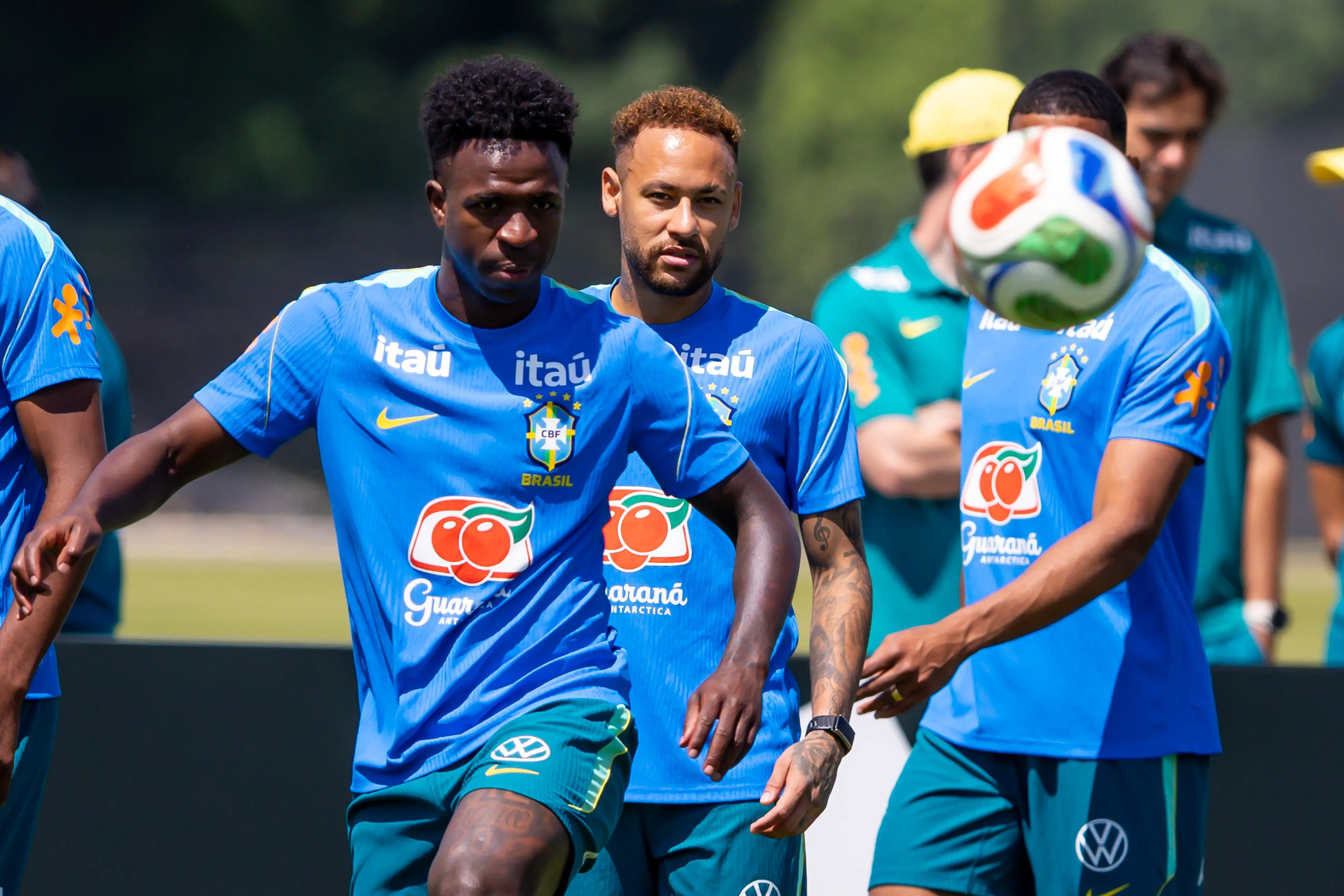 Vinicius Junior e Neymar Jr jogadores do Selecao Brasileira durante treino no Centro de Treinamento CT Columbia Park. Foto: Rodolfo Buhrer/AGIF