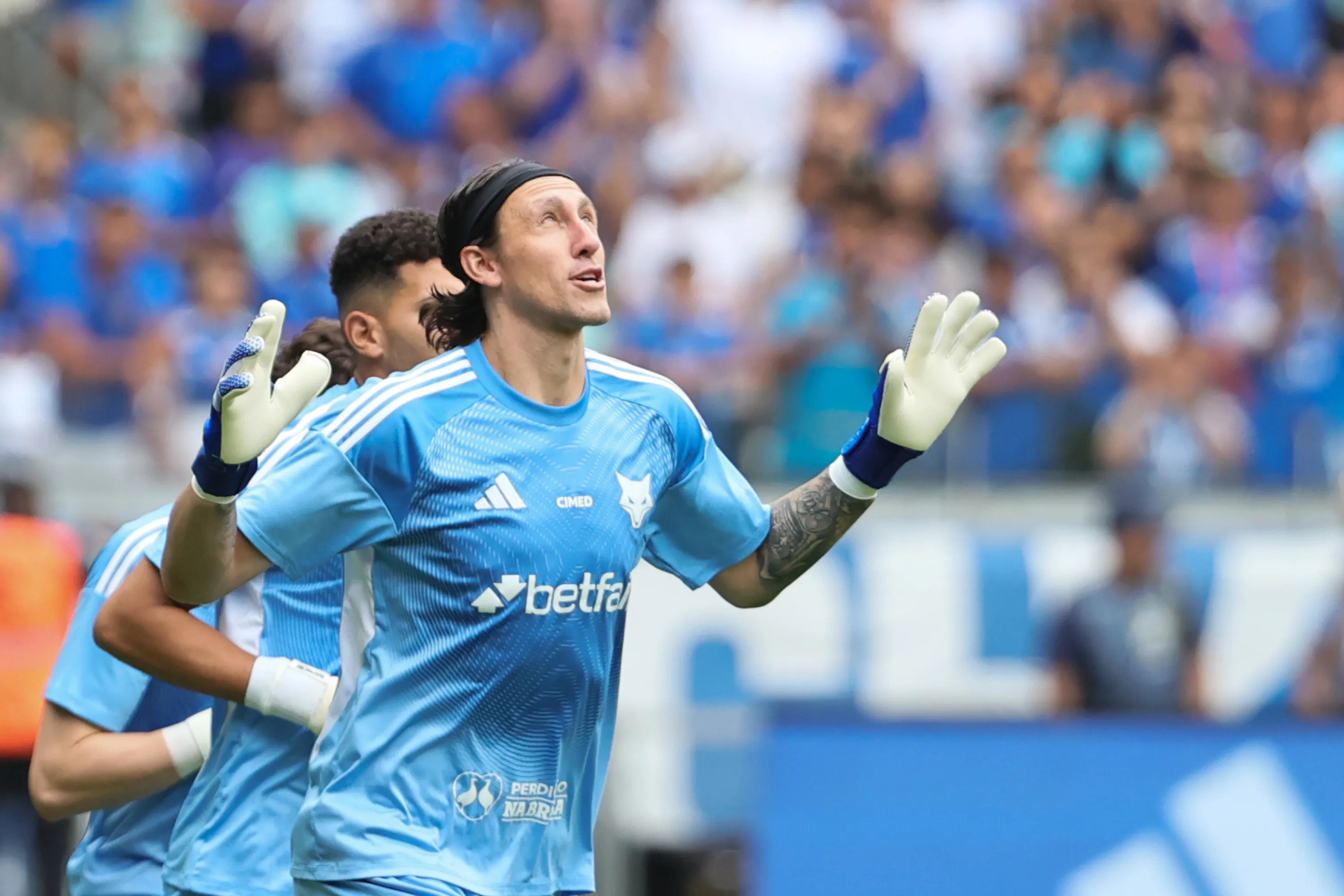 MG – BELO HORIZONTE – 09/11/2025 – BRASILEIRO A 2025, CRUZEIRO X FLUMINENSE – Cassio jogador do Cruzeiro durante aquecimento antes da partida contra o Fluminense no estadio Mineirao pelo campeonato Brasileiro A 2025. Foto: Gilson Lobo/AGIF