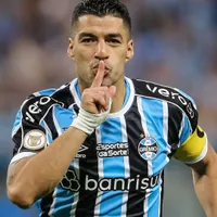 Suárez, ex-Grêmio, marca presença em Uruguai x Cabo Verde