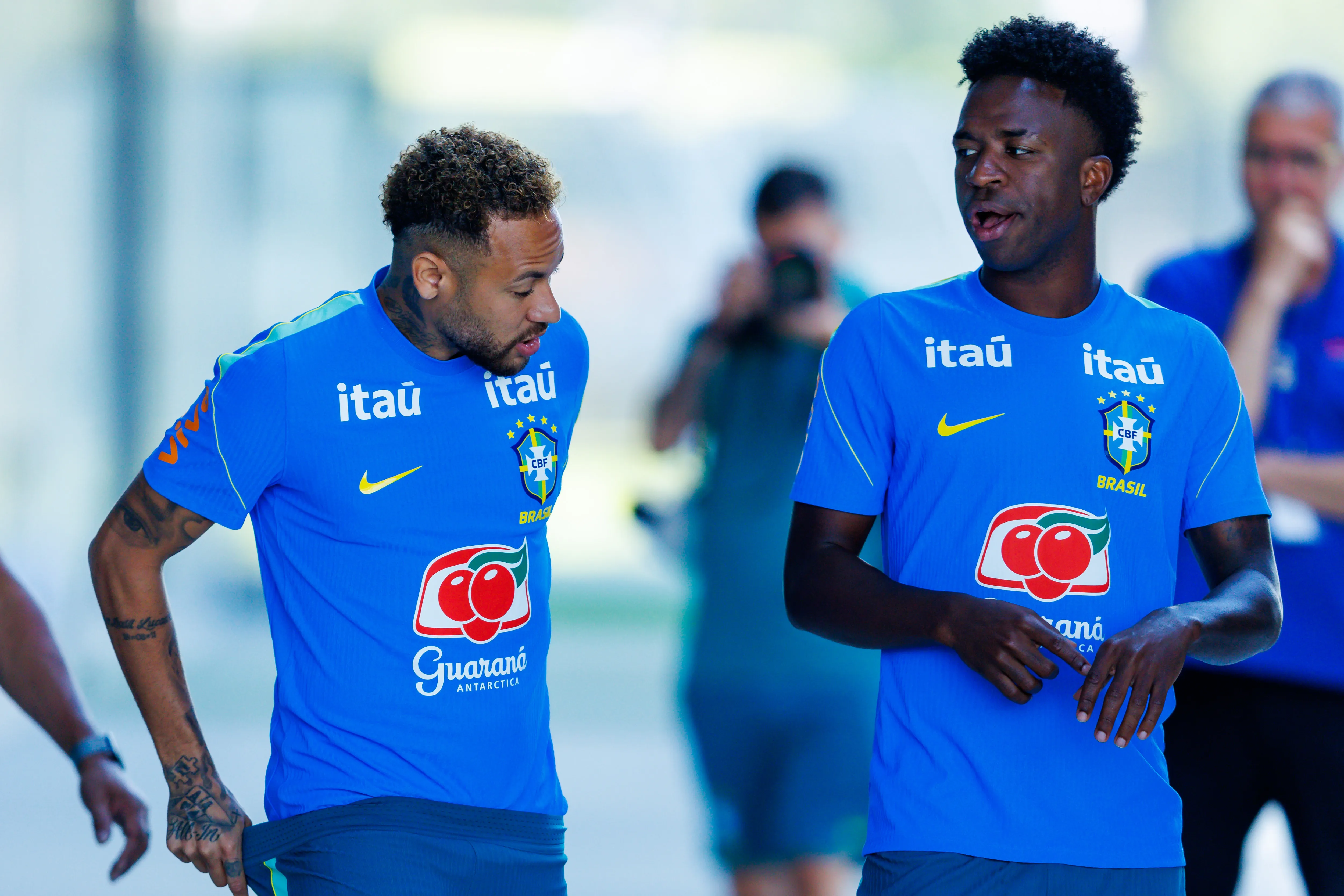 ESTADOS UNIDOS – NOVA JERSEY – 21/06/2026 – SELECAO BRASILEIRA, TREINO – Neymar Jr e Vinicius Junior jogadores da Selecao Brasileira durante chegada do time para treino no Centro de Treinamento CT Columbia Park.  Foto: Rodolfo Buhrer/AGIF