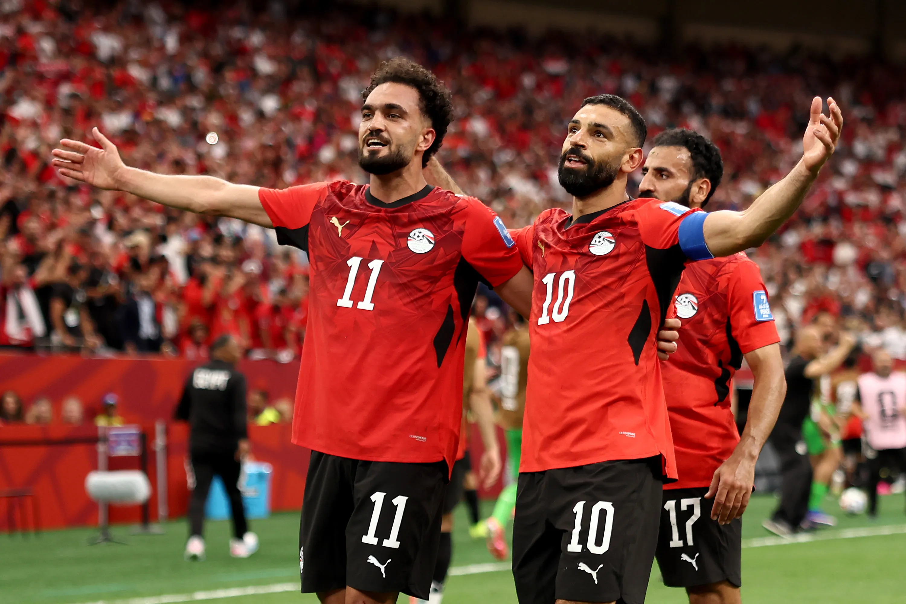 Zico comemorando gol com Salah em Nova Zelândia x Egito. (Photo by Fran Santiago/Getty Images)
