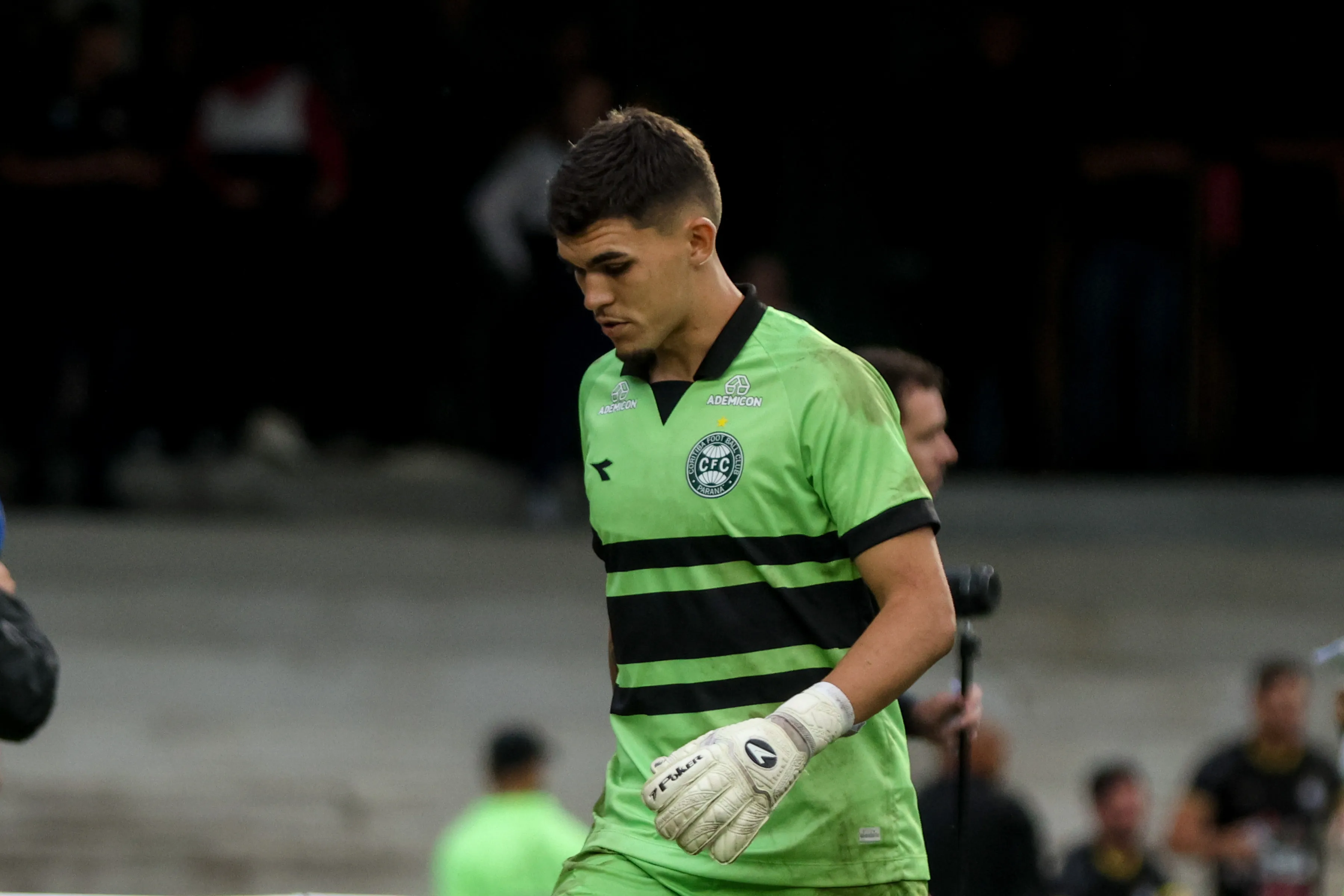 Pedro Morisco goleiro do Coritiba lamenta gol sofrido na cobranca de penalti em decisao de vaga para final do campeonato durante partida contra o Operario no estadio Couto Pereira pelo campeonato Paranaense 2026. Foto: Robson Mafra/AGIF