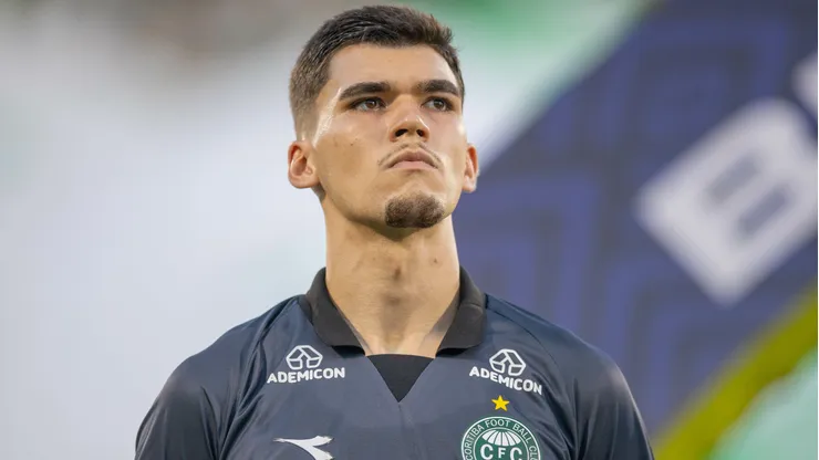 Pedro Morisco jogador do Coritiba durante partida contra o Chapecoense no estadio Arena Conda pelo campeonato Brasileiro A 2026. Foto: Liamara Polli/AGIF