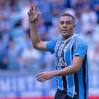 Carlos Vinícius está feliz e deve ficar no Grêmio